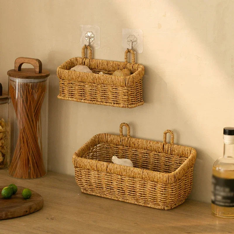 panier suspendu tressé osier rustique beige blanc orange rouge pommes fleurs décoration farmhouse