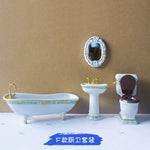 ensemble salle bain miniature baignoire lavabo miroir toilette décor floral vintage doré blanc