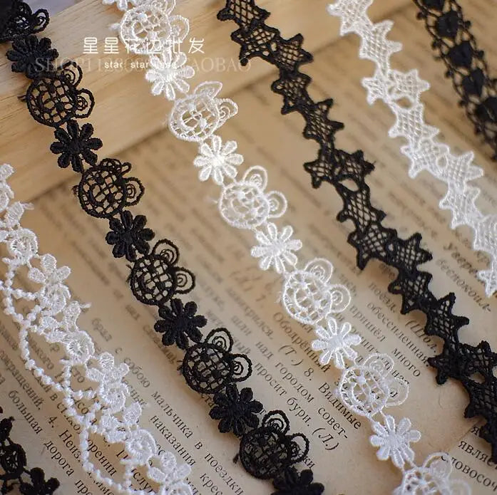 ruban dentelle noir blanc fleurs motifs floraux classique élégant polyester soluble eau écologique