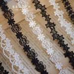 ruban dentelle noir blanc fleurs motifs floraux classique élégant polyester soluble eau écologique