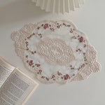 serviettes table vintage blanches rose pâle broderie florale dentelle romantique