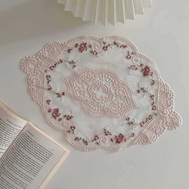 serviettes table vintage blanches rose pâle broderie florale dentelle romantique