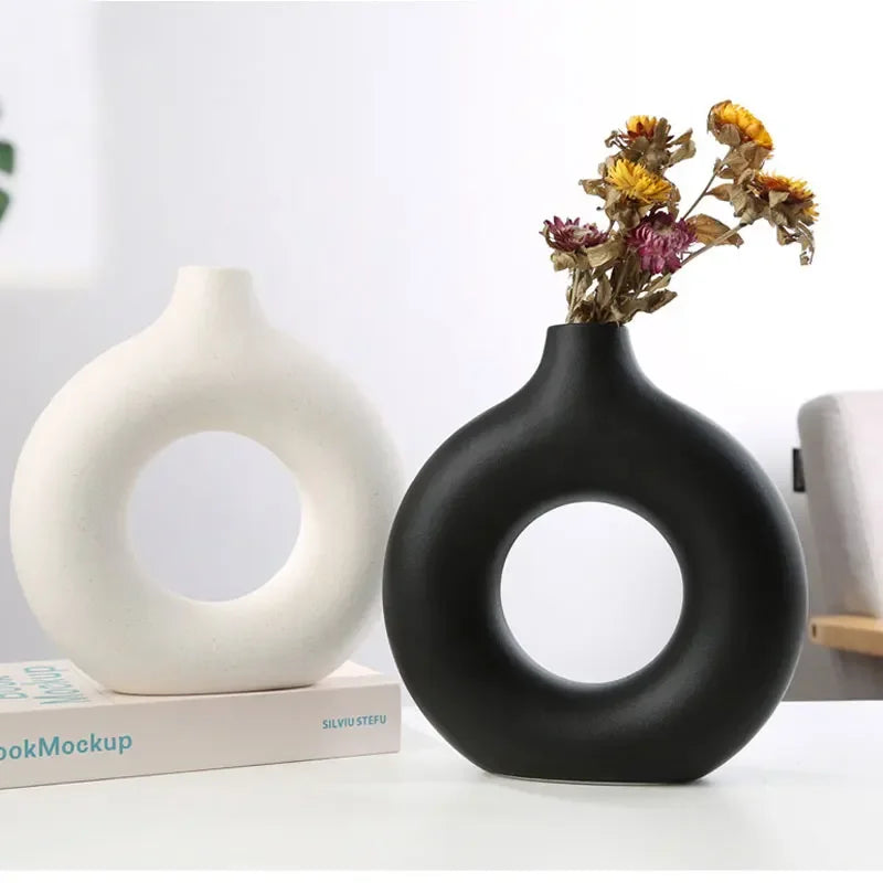 vases modernes roseclair beige noir bougies fleurssséchées décorationintérieure texturegrained minimaliste setdeco