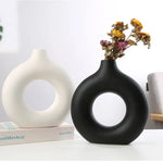 vases modernes roseclair beige noir bougies fleurssséchées décorationintérieure texturegrained minimaliste setdeco