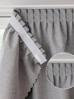 Rideau gris avec plis élégants et bande supérieure renforcée pour installation facile, idéal pour ajouter une touche moderne à votre intérieur. Conçu pour offrir un style contemporain et simple à n'importe quelle fenêtre de votre maison.