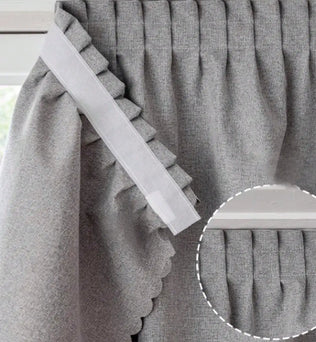 Rideau gris avec plis élégants et bande supérieure renforcée pour installation facile, idéal pour ajouter une touche moderne à votre intérieur. Conçu pour offrir un style contemporain et simple à n'importe quelle fenêtre de votre maison.