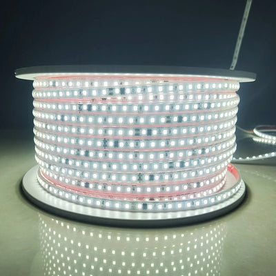Bande LED étanche 220V blanc chaud déroulée sur une surface