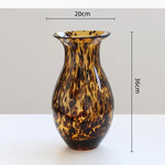 vase moderne imprimé léopard marron noir décoration intérieure arrangement floral pot fleurs terrarium table