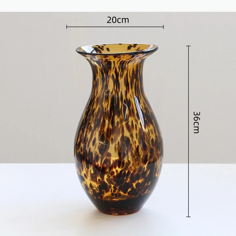 vase moderne imprimé léopard marron noir décoration intérieure arrangement floral pot fleurs terrarium table