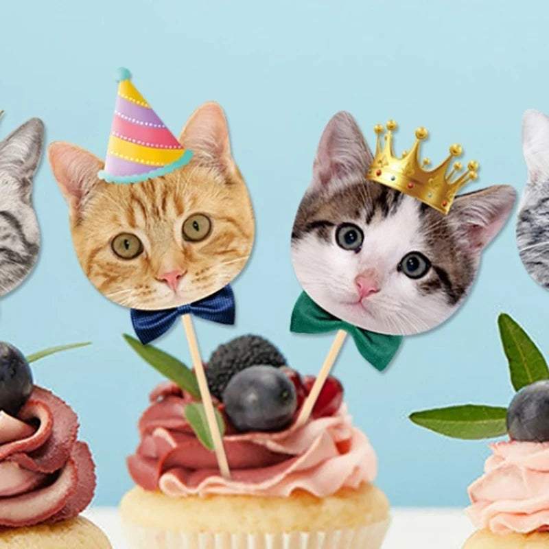 décoration gâteau anniversaire chats cupcakes visages bois chapeaux couronnes nœuds papillon multicolore festive amusante