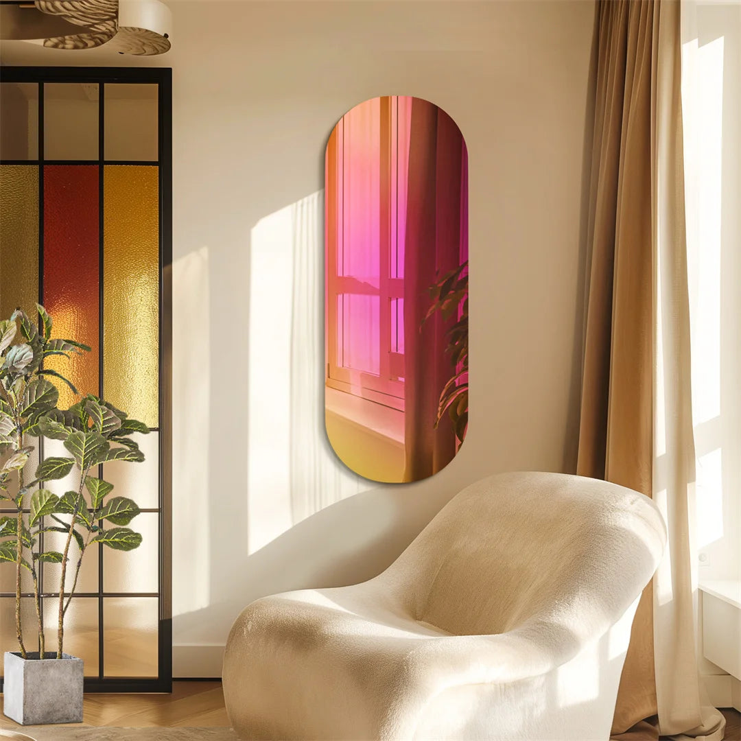 Un miroir ovale aux reflets colorés, posé sur un mur clair, complète cette pièce lumineuse et élégante, avec un fauteuil douillet et une plante verte.
