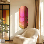 Un miroir ovale aux reflets colorés, posé sur un mur clair, complète cette pièce lumineuse et élégante, avec un fauteuil douillet et une plante verte.