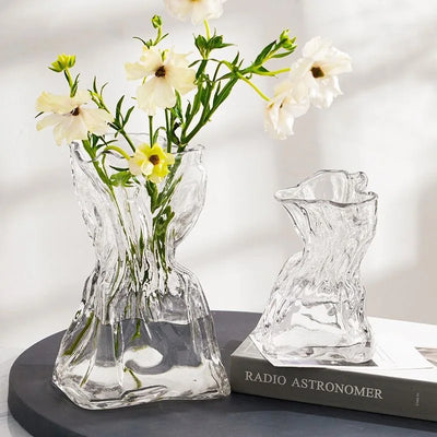 Vase en verre transparent irrégulier 23cm sur table