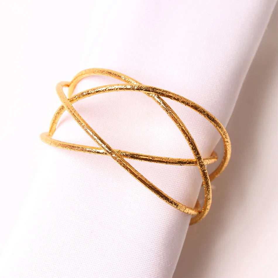 broches classiques dorées strass bracelet classique soie blanche anniversaire mariage décoration table