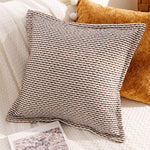 housse coussin décoration moderne motif géométrique brodé noir blanc pompons maison luxe