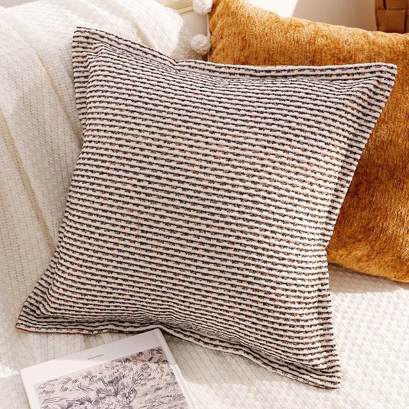 housse coussin décoration moderne motif géométrique brodé noir blanc pompons maison luxe