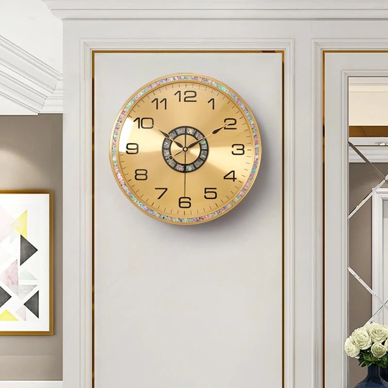 horloge murale moderne or blanc iridescente motif brillant élégante aiguille cadran métal