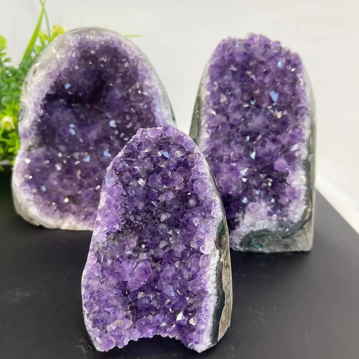 géode quartz améthyste pierre naturelle feng shui décoration minérale cristaux violets blancs opaques