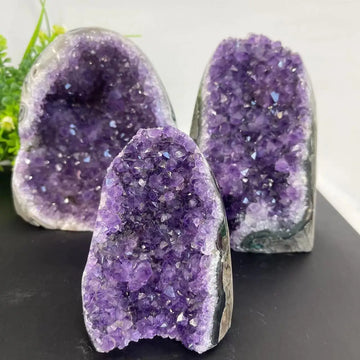 géode quartz améthyste pierre naturelle feng shui décoration minérale cristaux violets blancs opaques