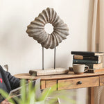 Sculpture bois rustique artisanale gris clair rayures horizontales tringles métalliques vintage entrée decoration