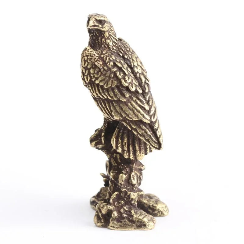 statuette oiseau aigle plumes résine ornement décoration intérieure asiatique fond noir socle bois thèmes
