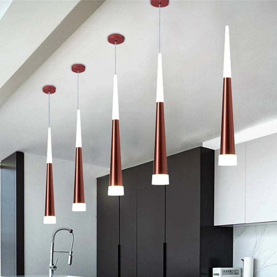 Détail de la suspension LED acrylique montrant le tube long et l'abat-jour en aluminium