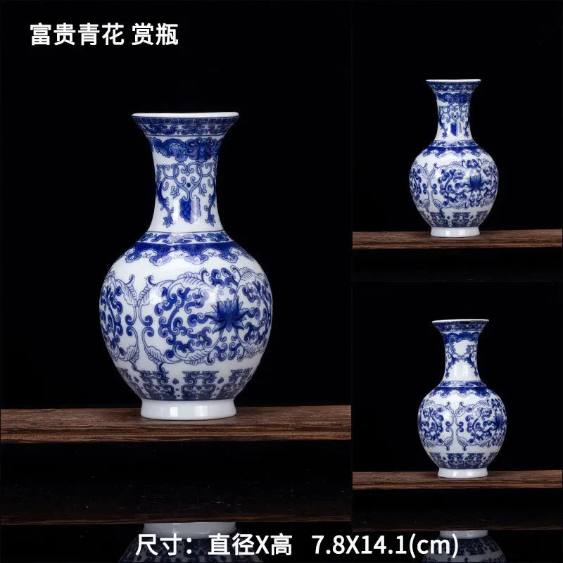 Élégants vases en porcelaine bleu et blanc présentant des motifs floraux et des éléments décoratifs traditionnels, disposés sur des étagères en bois.