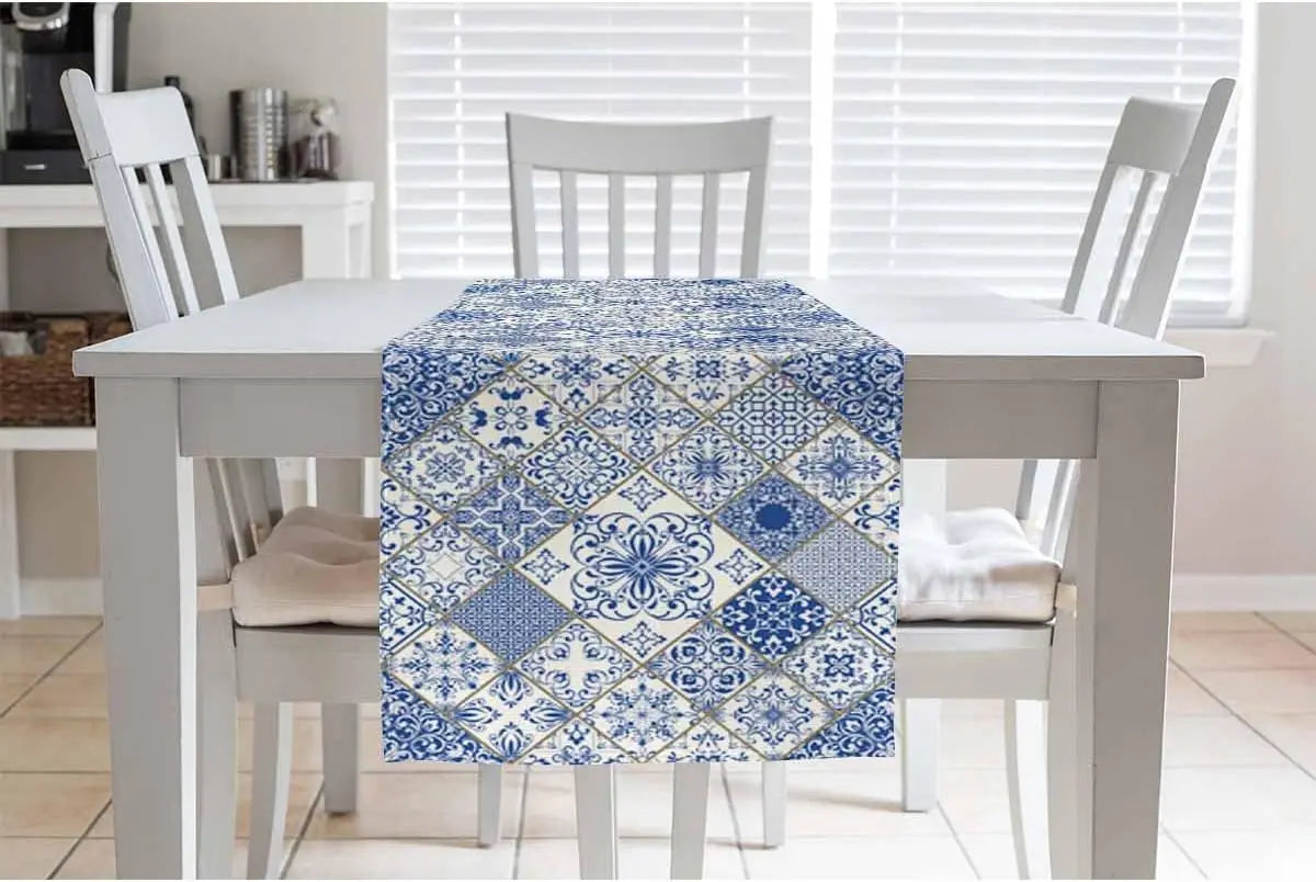 chaise bois blanc bleu patchwork table lin classique vintage assiette fourchette cuillère bol fruits