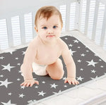 tapis imperméable bébé étoiles gris blanc moderne anti fuite hygiène changement couche réutilisable