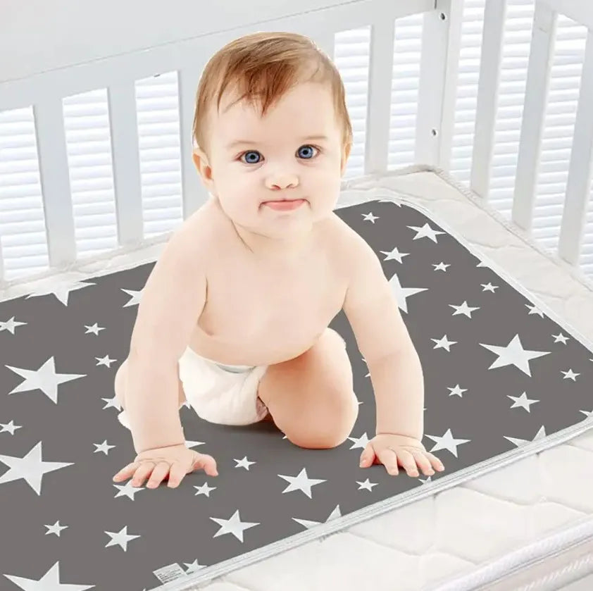 tapis imperméable bébé étoiles gris blanc moderne anti fuite hygiène changement couche réutilisable