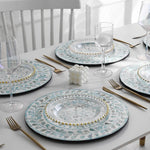 assiettes verre mosaïque bordure dorée relief blanc gris bleu élégantes restaurant decoration