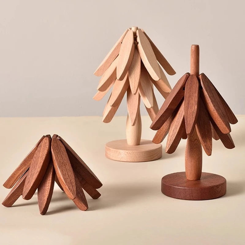 Dessous de plat en bois carré utilisé sous une théière chaude, décoration intérieure moderne