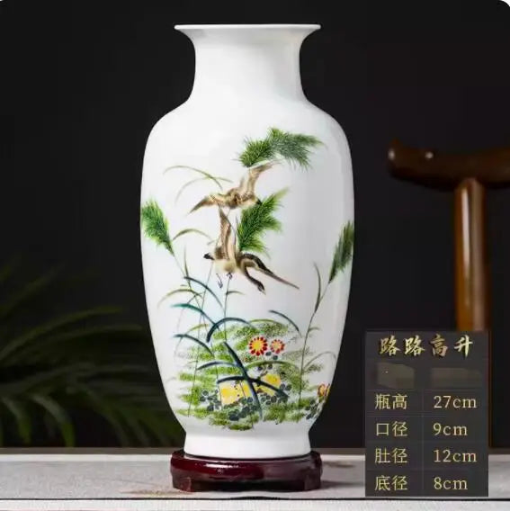 Vase en porcelaine blanche orné d'une scène de nature avec des oiseaux et de la végétation.