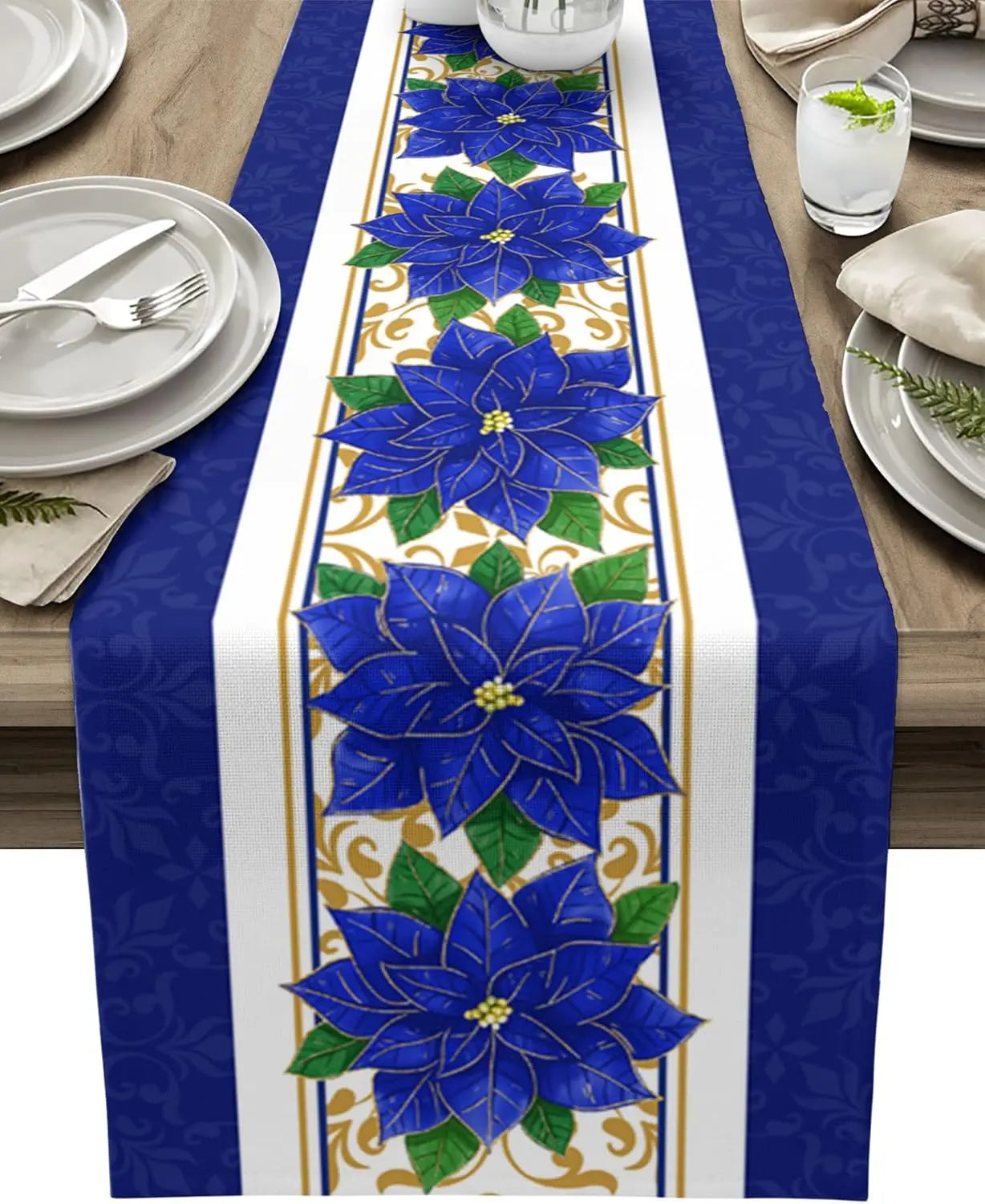Un chemin de table élégant orné de fleurs de poinsettia bleu vif sur un fond décoratif doré et blanc, créant une décoration de table festive.