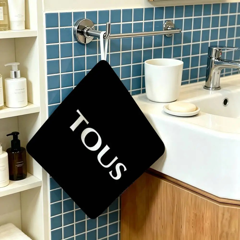 serviette toilette moderne noir rose logo tous chien symboles coeurs paix