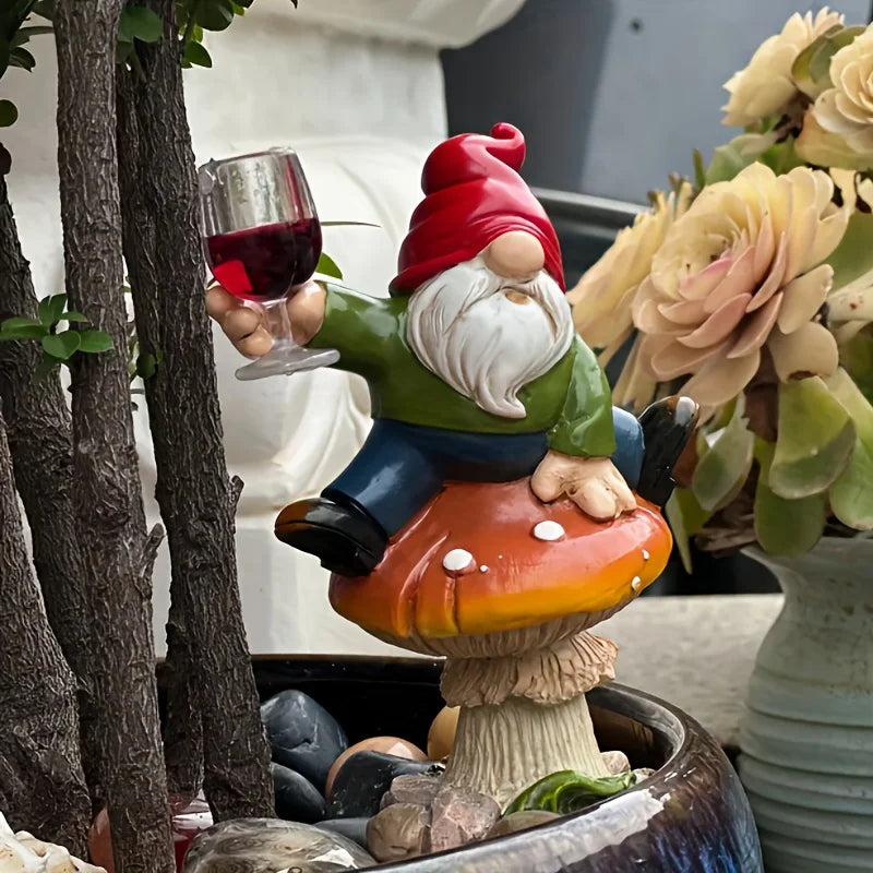 statue gnome assis champignon rouge vêtement vert pantalon bleu barbe blanche verre vin opaque