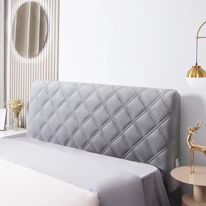 Tête de lit rose dans une chambre à coucher décorée