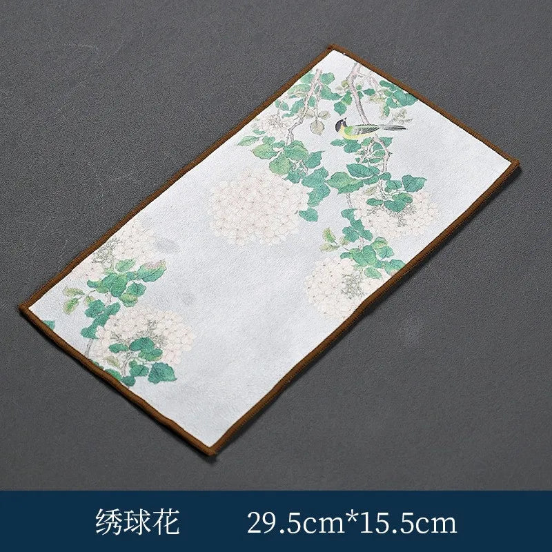 tapis table serviettes motifs floraux abstraits couleurs variées traditionnel salon thé
