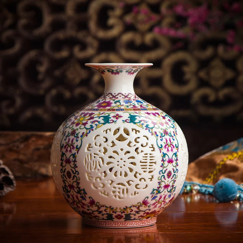 Vase décoratif en porcelaine blanche avec un motif floral multicolore ajouré et un design raffiné et élégant.