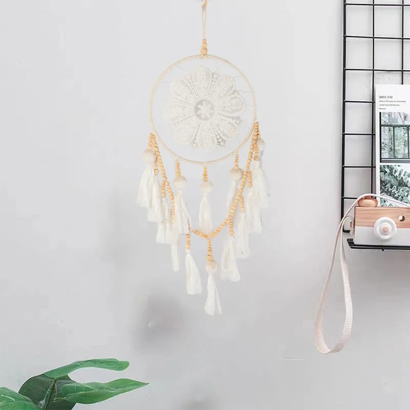 attrape rêves boho chic blanc beige dentelle pompons cordon textile tissu décoration chambre