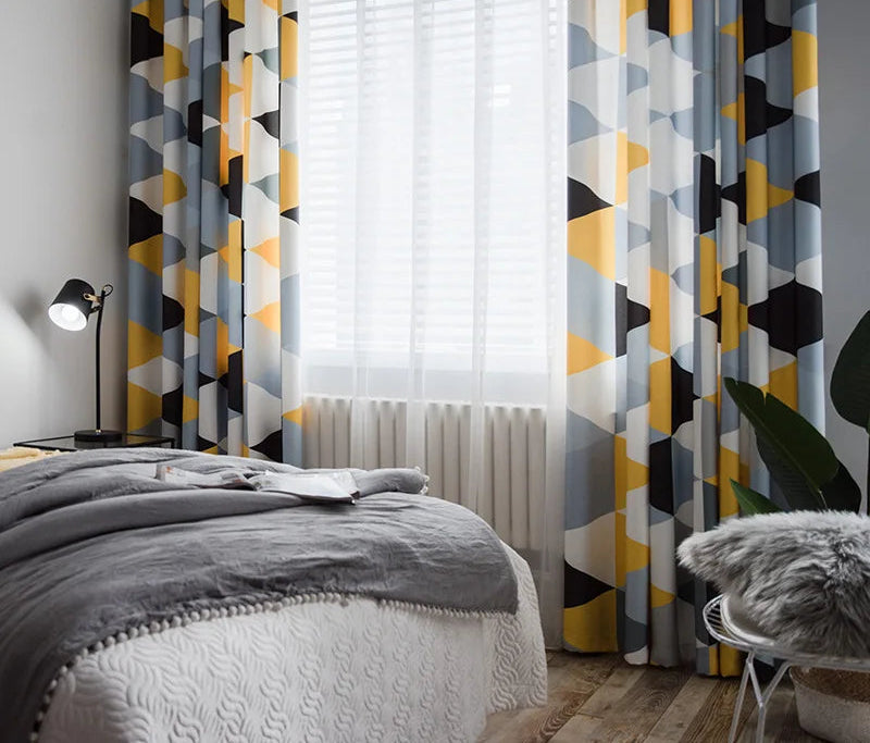 Chambre moderne avec rideaux géométriques colorés, illuminée par une lampe de chevet design. Décoration intérieure élégante mettant en valeur un agencement de couleurs harmonieuses pour un espace de repos accueillant.