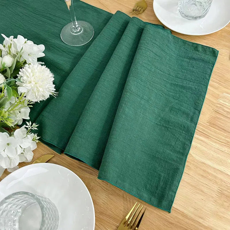 Détail du tissu en coton du chemin de table vert sapin