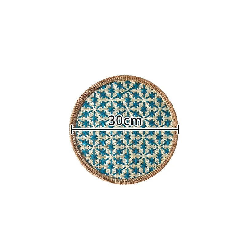 assiettes rotin colorées motifs géométriques naturel vert bleu jaune rouge traditionnel artisanal