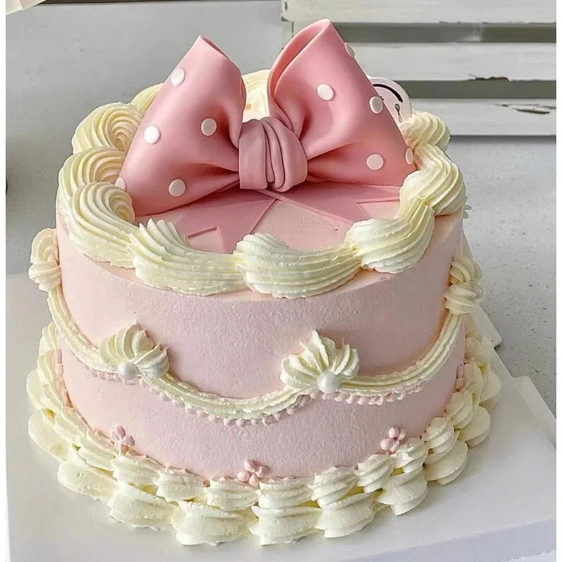 gâteau factice décoration mariage anniversaire noël valentin blanc rose rubans festive moderne