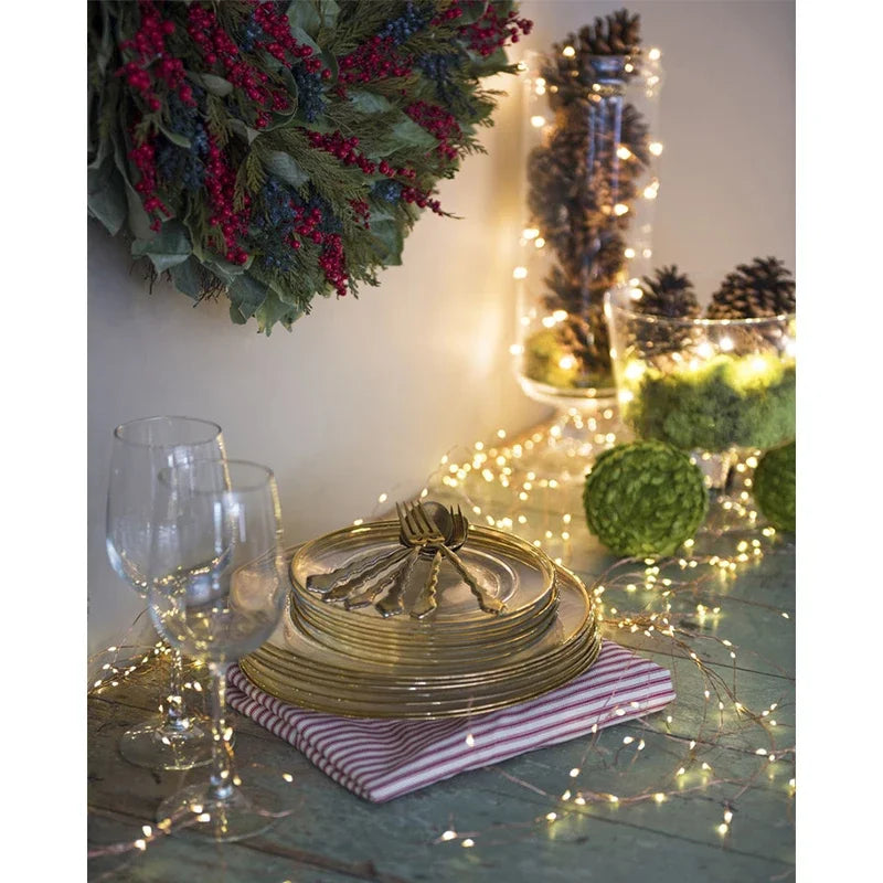 Guirlande cascade dans un salon décoré pour Noël