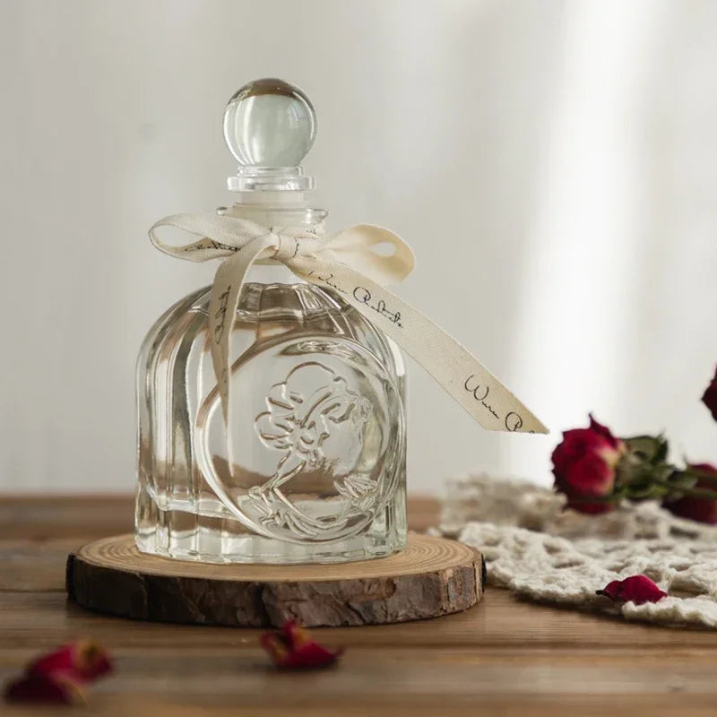 flacon parfum verre transparent relief floral ruban décoratif huile essentielle aromathérapie vintage classiqueintérieur