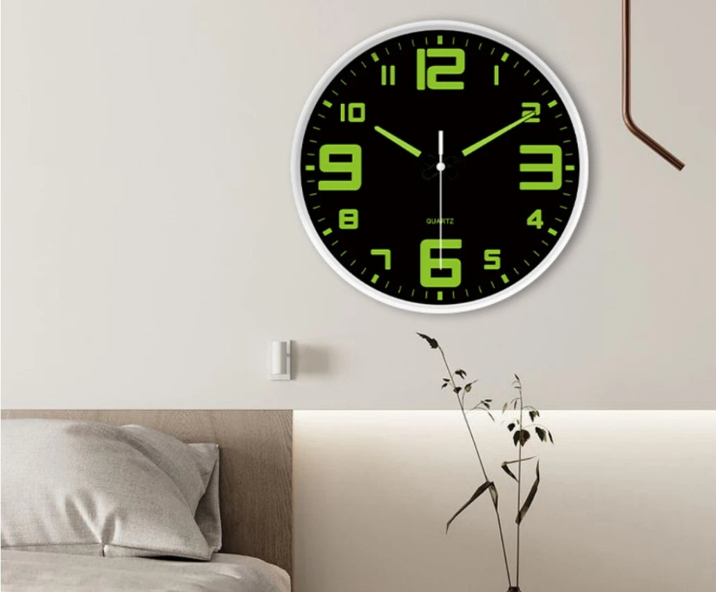 horloge murale moderne chiffres lumineux noir vert fluo salon décoration minimaliste aiguilles fines face