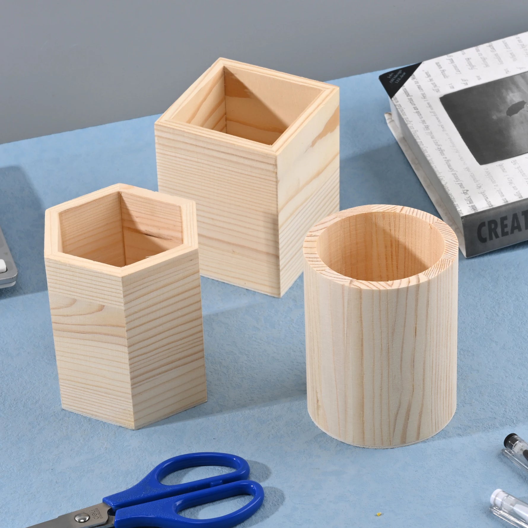 Boîte à crayons en bois rose pour enfant