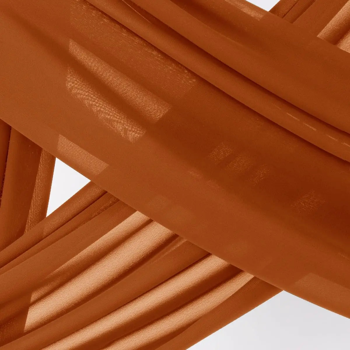 Arc décoratif avec rideau mousseline lors d'une réception