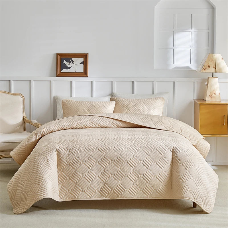Couvre-lit matelassé beige gris sur lit queen